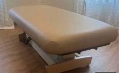 OAKWORKS MASSAGE TABLE WITH ELECTRIC LIFT FOOT PEDAL