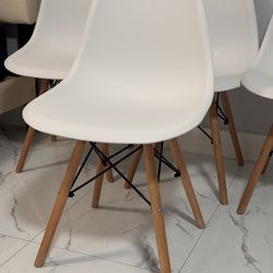 Set of 4 chairs for dining room