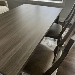 Dinning Table With 4 Chairs 