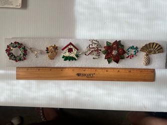 VTG 9 brooches all for 15$  bigger wreath missing 2 stones. As is see pic for size