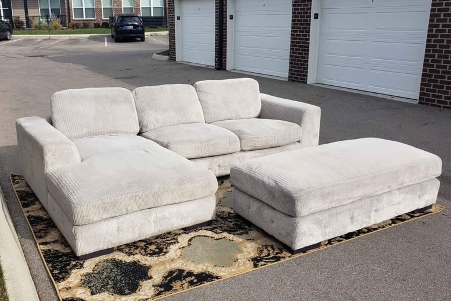 🛋️💥 Light Grey Sectional 💥 Free Delivery And Financing Available!