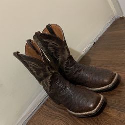 Dan post Boots