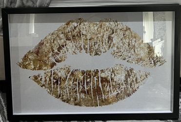 Oliver Gal Gold Lips Framed Art