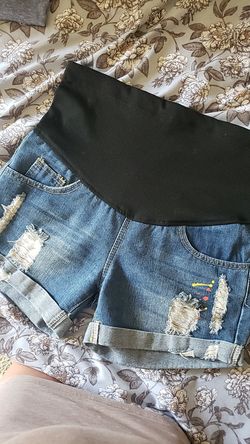 Maternity distressed jean shorts (s/m)