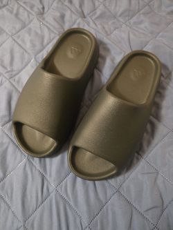 Yeezy slides (multiple sizes)