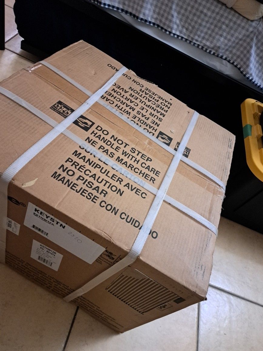 WINDOW AC AIR CONDITIONER AND HEATER WITH REMOTE 550 SQ FT KEYSTONE 230 V 12000 BTU