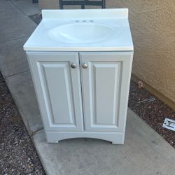 24x19 SMALL DAMAGE GRAY  VANITY  W  WHITE TOP NEW 