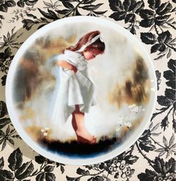 Decorative porcelain plates created by artist Donal Solan //. Platos decorativos de porcelana creado por el artista Donal Solan