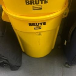 Heavy Duty Rubbermaid BRUTE Trash Cans W/Lid-set of 2