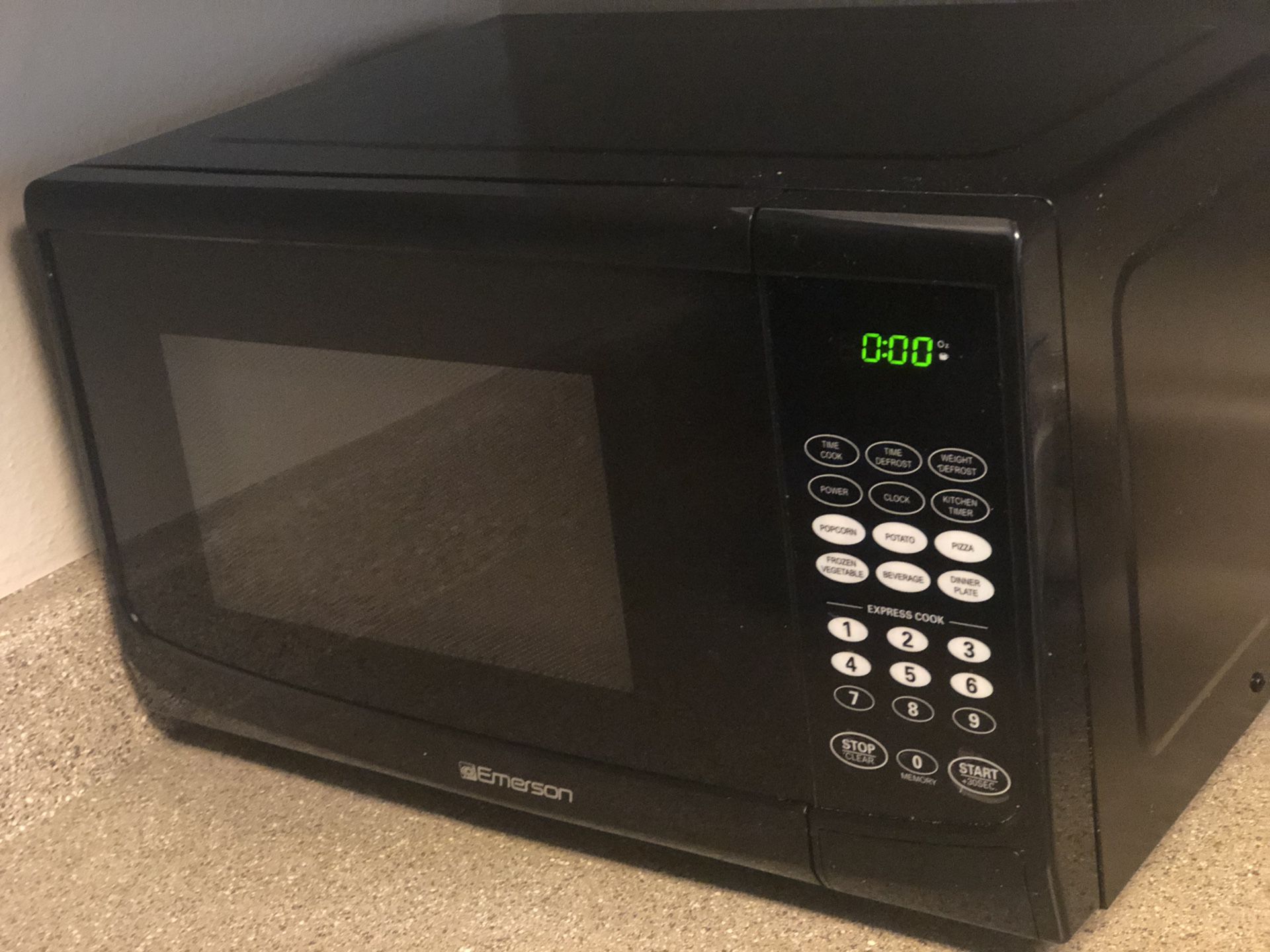 Black Emerson microwave 900 watts
