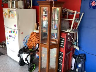 1980s Vintage Lighted Wooden Curio Display Cabinet With Glass Doors & Adjustable Glass Shelves, top and bottom both light up, great wood details stand