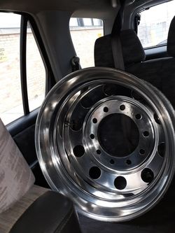 Expert in polishing aluminum rims and tanks