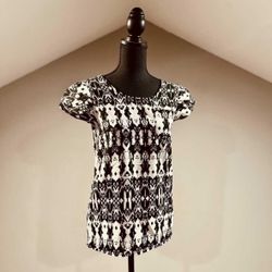 Like New XS Black & White Pattern Top