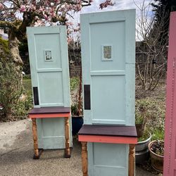 Free standing display doors