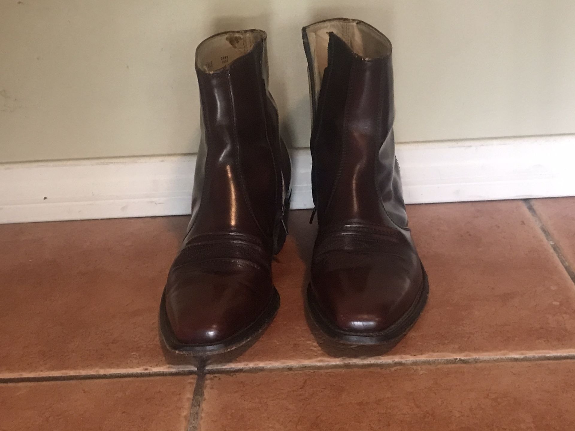 Men’s leather boots size 9 $25for fast sale bought for $160