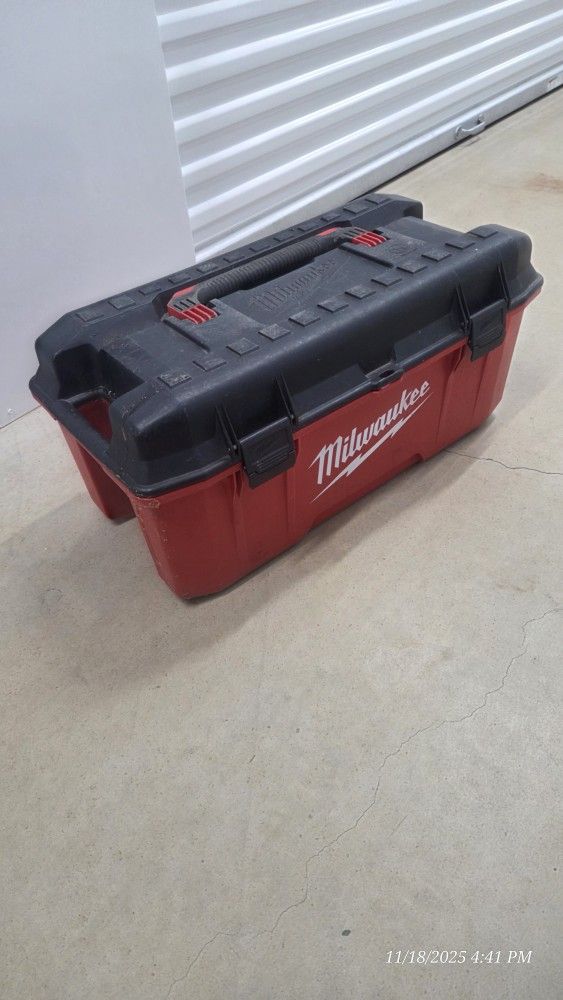 Milwaukee 26" Jobsite Work Box
