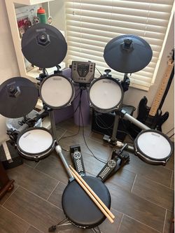 Simmons  SD350 electric drumset with chair and sticks