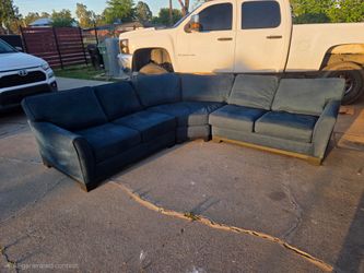 L-shaped couch *Free Delivery *