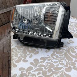 Toyota Tundra Passenger side headlight 
