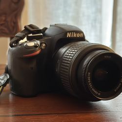 Nikon D3200 + Stand + SD Card