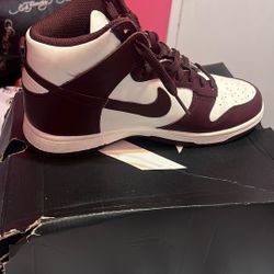 Nike Mid Dunks 