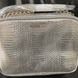 New Victoria’s Secret Alligator Embossed Purse With Shoulder Chain