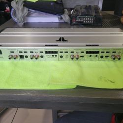 UN AMPLIFIER JL AUDIO