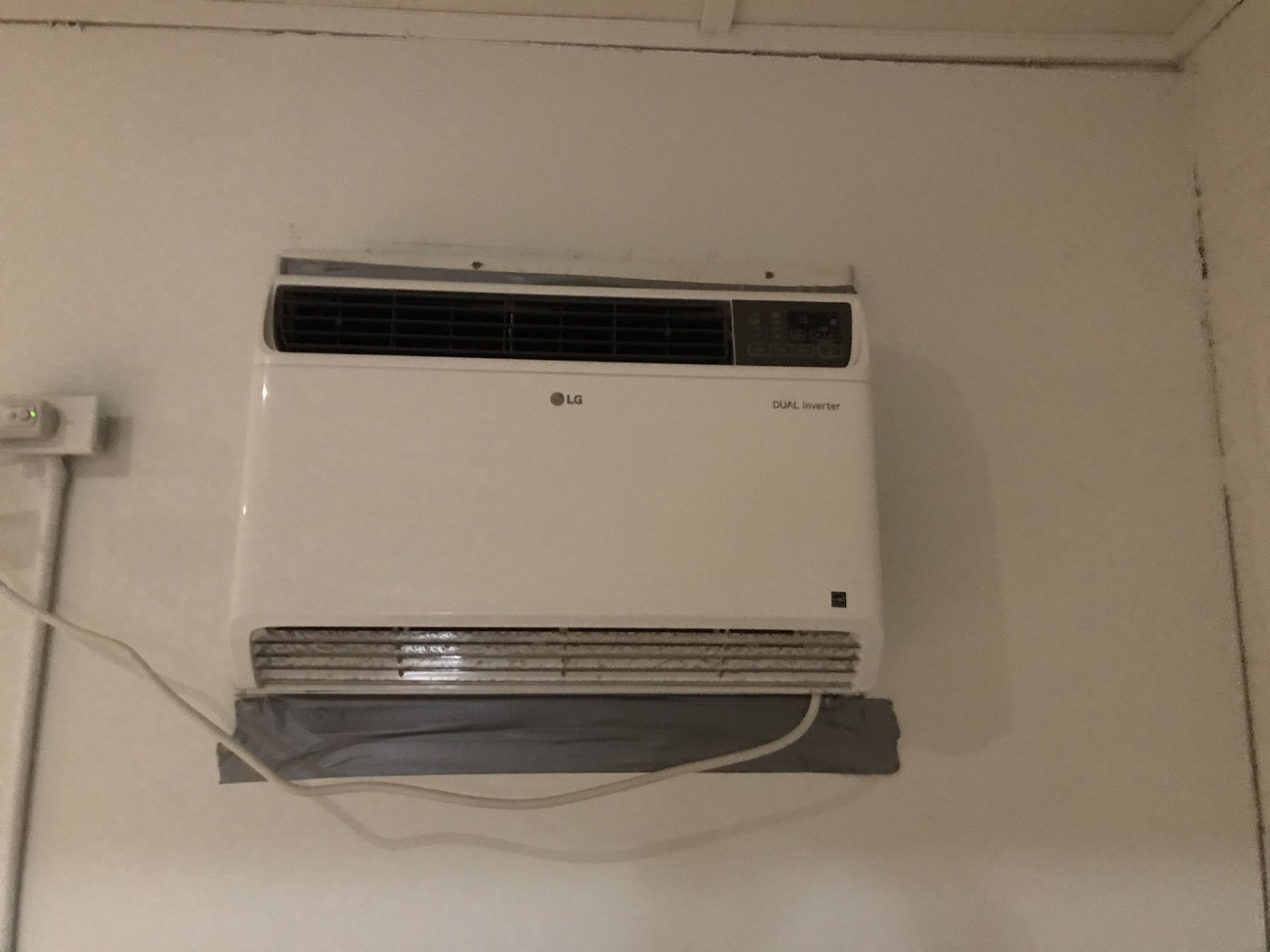 Air Conditioner Works Great Cold Air And Purification Of The Air  