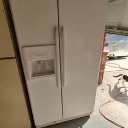 Refrigerator Ice&Water Maytag