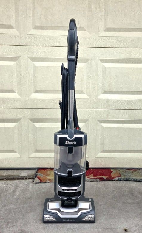 Shark Navigator Lift-Away Deluxe - Easy To Use, Lots Of Power, Great Suction - North Glendale