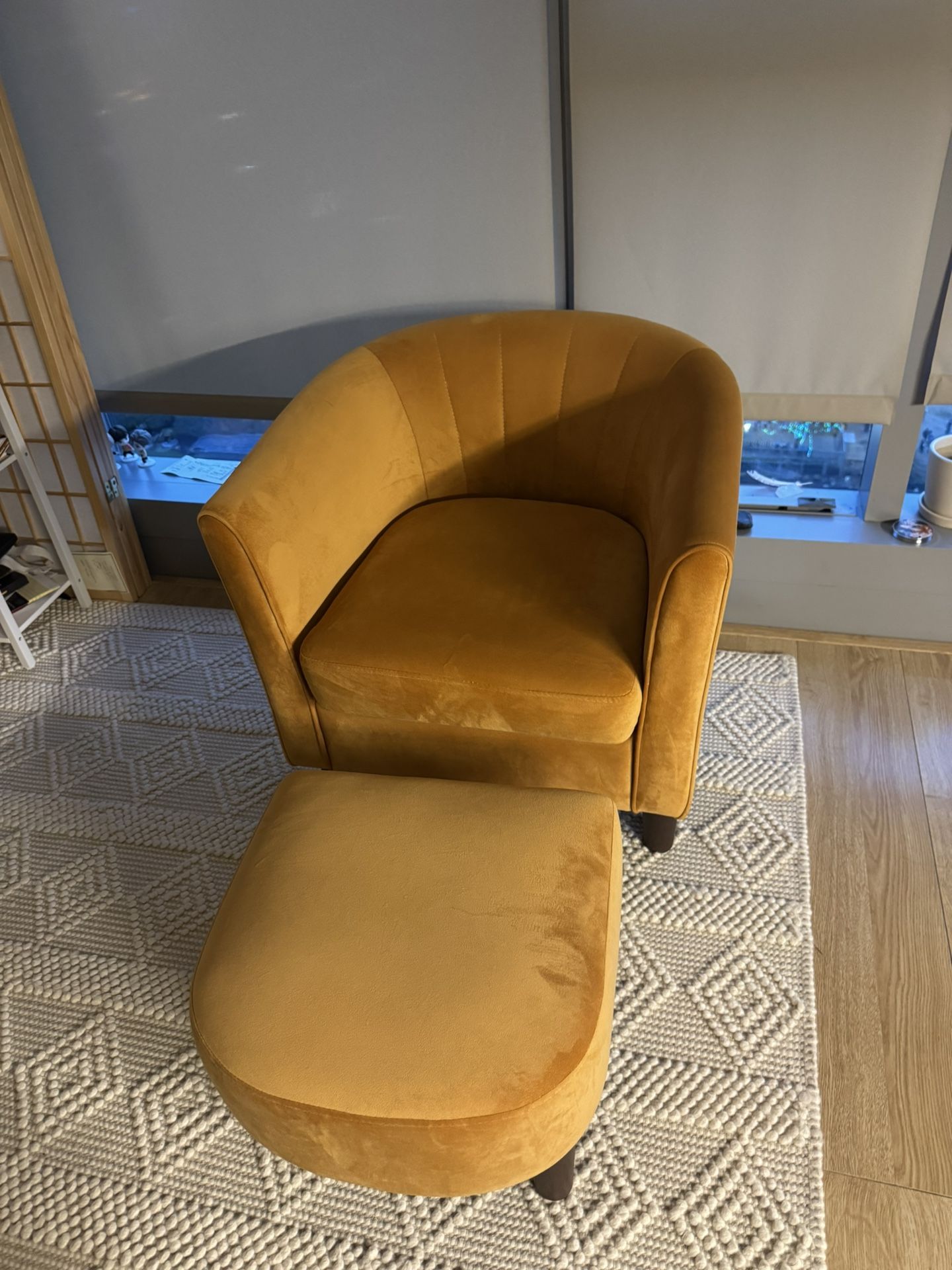 LINSY Accent Chair with Ottoman