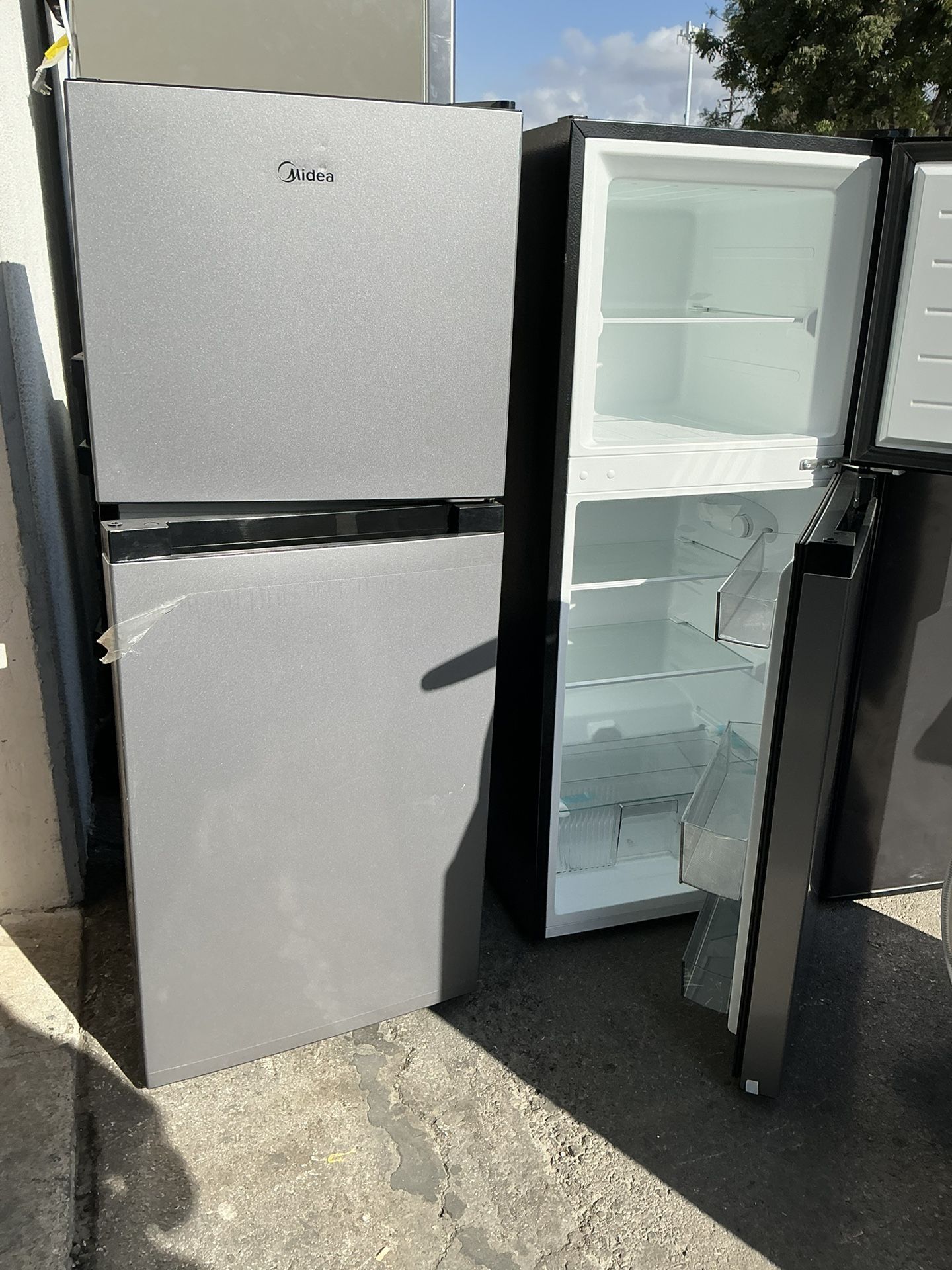 Midea Fridge/ Freezer. 47x19