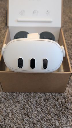 Meta Quest 3 512GB with USB-C Charging Stand Rechargeable Controllers And Strap