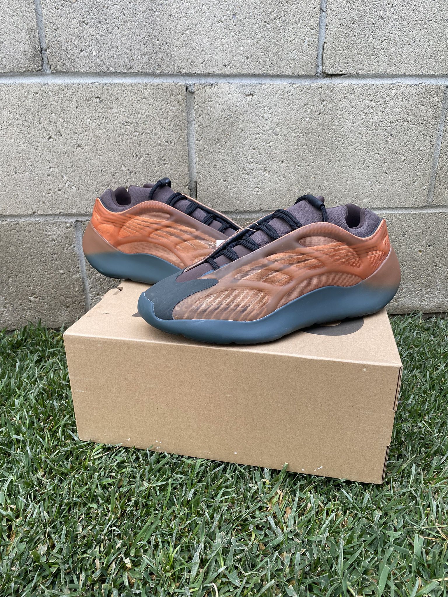Adidas Yeezy 700 Copper Fade Size 11 M 
