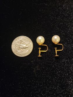 10K yellow gold cultured pearl screwback earrings 
(A2)