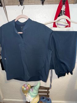 FIGS WOMAN SCRUBS