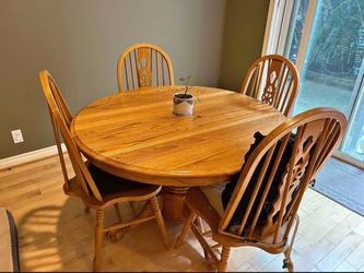 Beautiful Round Solid Oak Wood Dining Table with 4 Chairs (48” x 30”) and one leaf extension