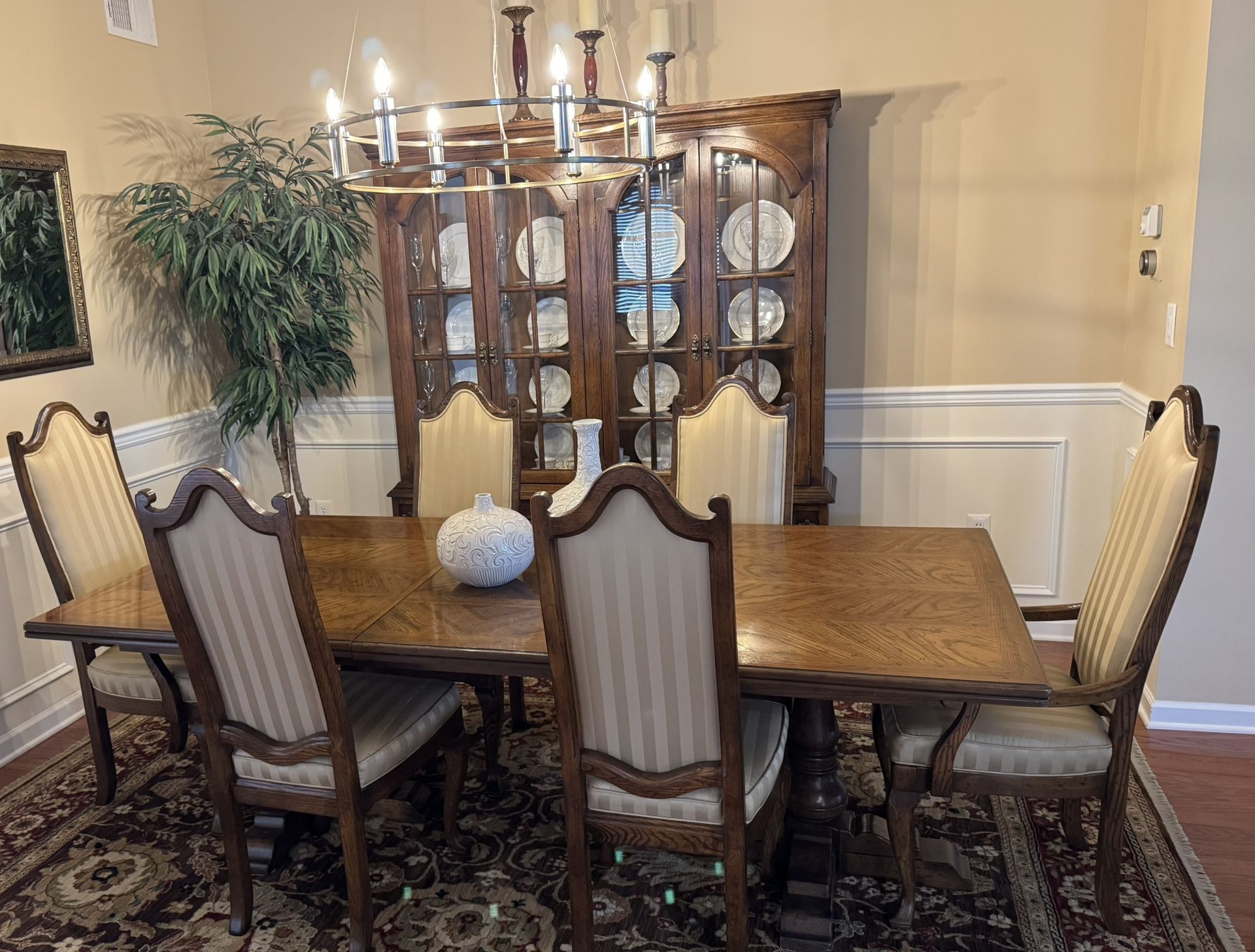 Thomasville Dining Room Set 11 Pc Plus 5 Table Pads. See Description