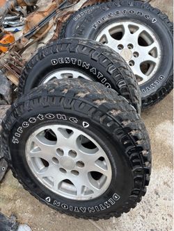 Tires firestone 255/75/R17 Rims chevy/gmc 6 lugs