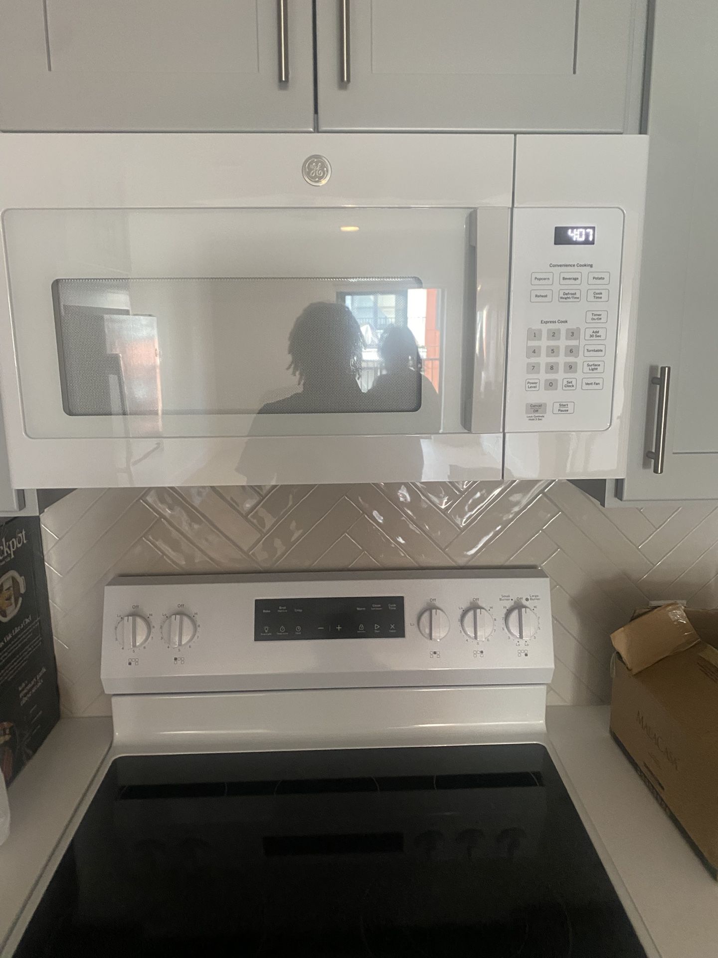 BRAND NEW MICROWAVE!