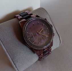 MK (Morado Oscuro) Bonito Reloj