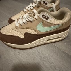Size 6 M Nike Airmax 1
