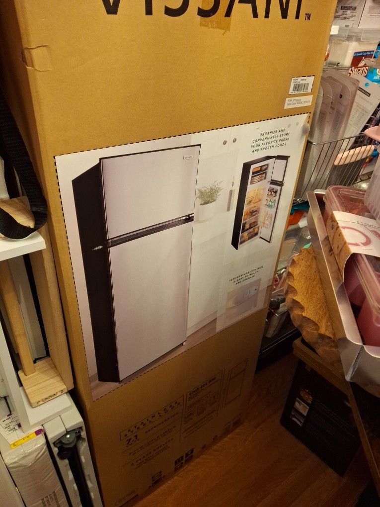 NEW IN BOX 7.1 FT Refrigerate/ Freezer/ Please READ!! Description