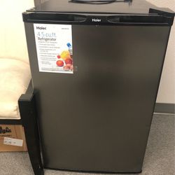 Haier Mini 4.5cu.ft Refrigerator Mint Condition for Sale in Deland, FL -  OfferUp
