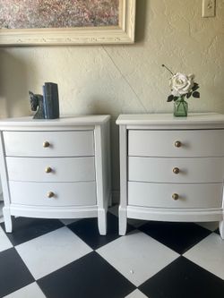 Pair of White 3-Drawer 2 Nightstands