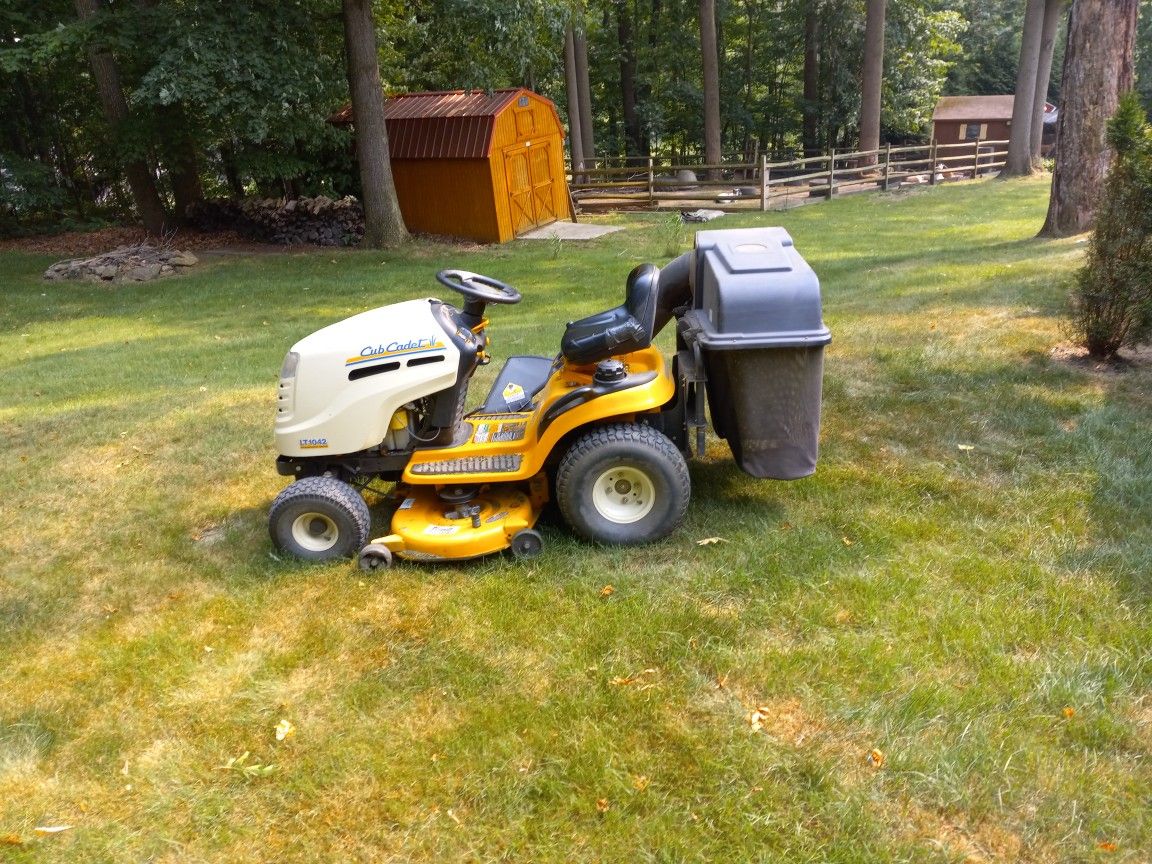 Cub Cadet LT 1042 Riding mower/ Bagger