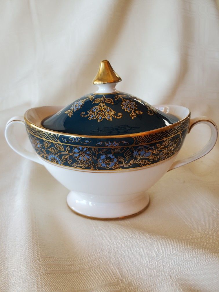 Royal Doulton Sugar Bowl With Lid Carlyle