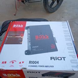 Boss Audio Systems R1004 4-channel Power Amplifier