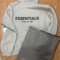 ESSENTIAL HOODIE