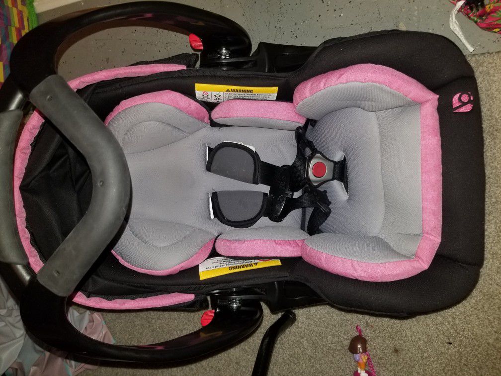 Car seat, carseat base(×2) , and a stroller combo.